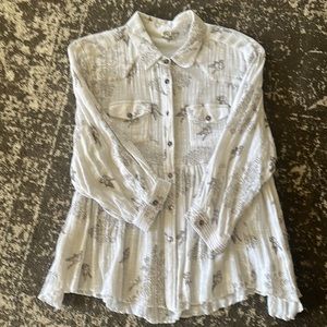 Size Large Ivy Jane top.  Fits a little big.  It’s in perfect shape.